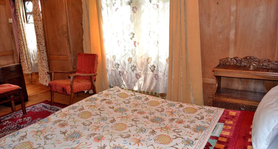 Hunza Houseboat, Srinagar 5